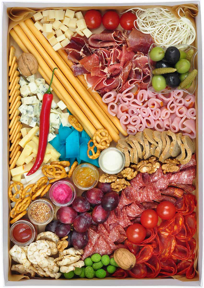 Бокс антипасти с мясными деликатесами и сырами